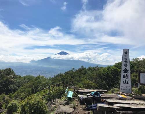 頂上から富士山を望む