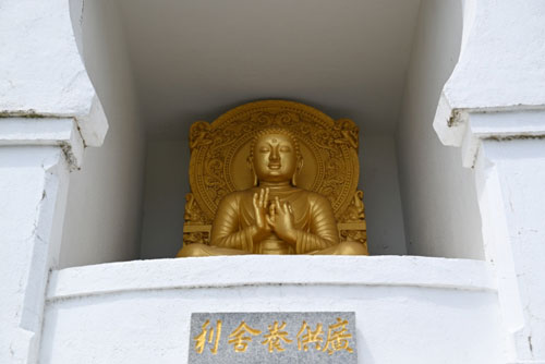 金色の釈迦の座像